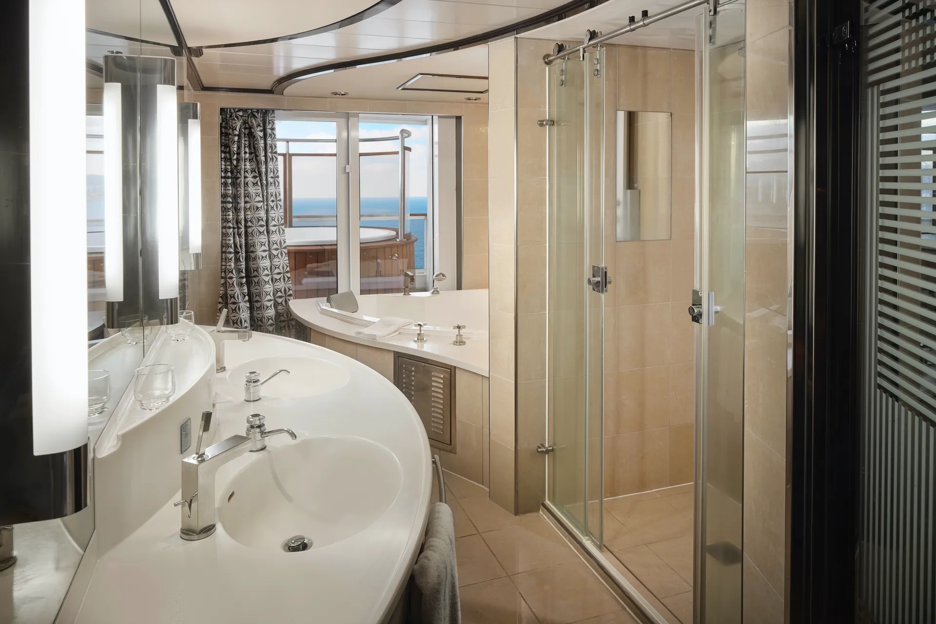 豪華擁有者套房，配有大型陽台 4