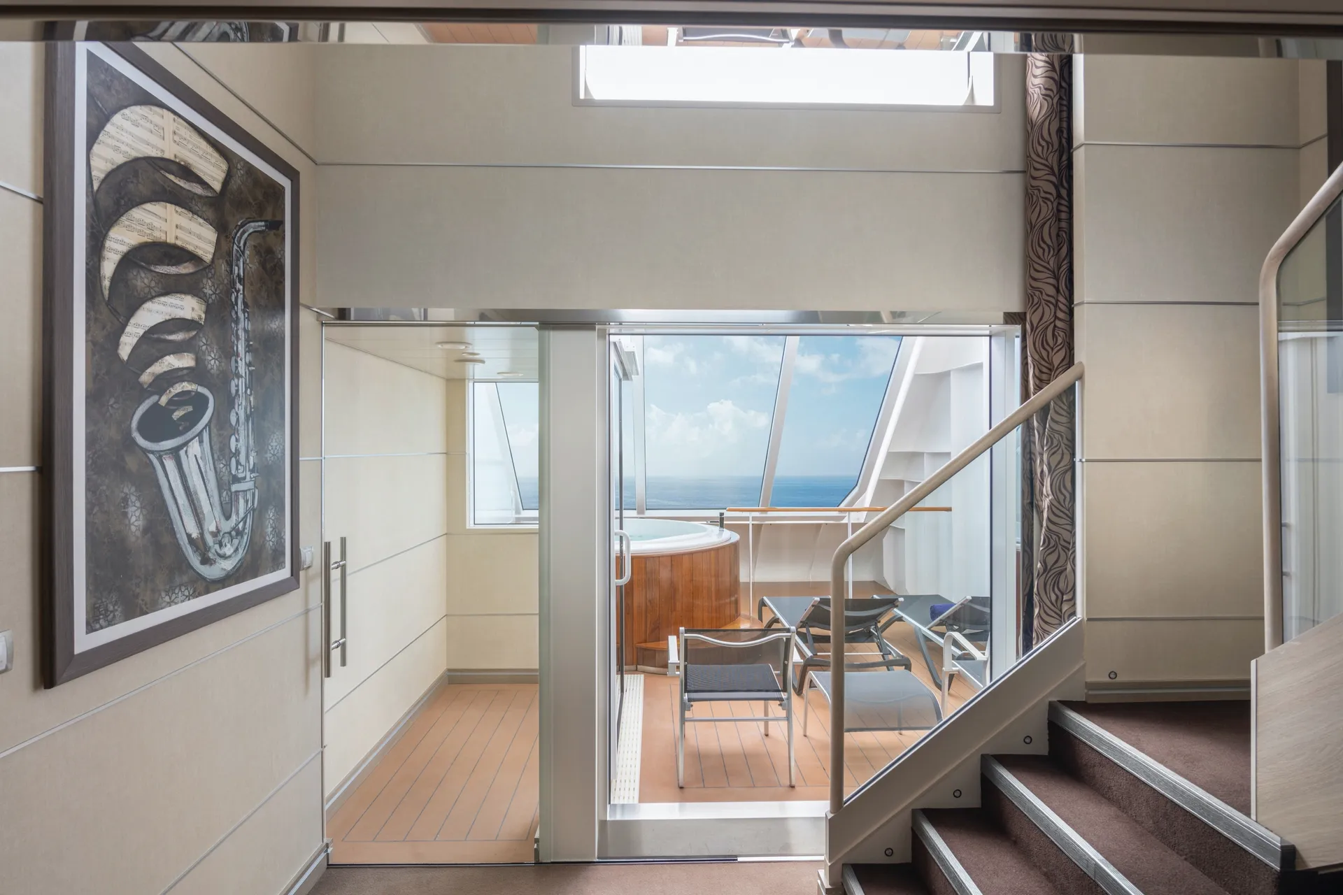 MSC遊艇俱樂部雙層套房，配有按摩浴缸 1