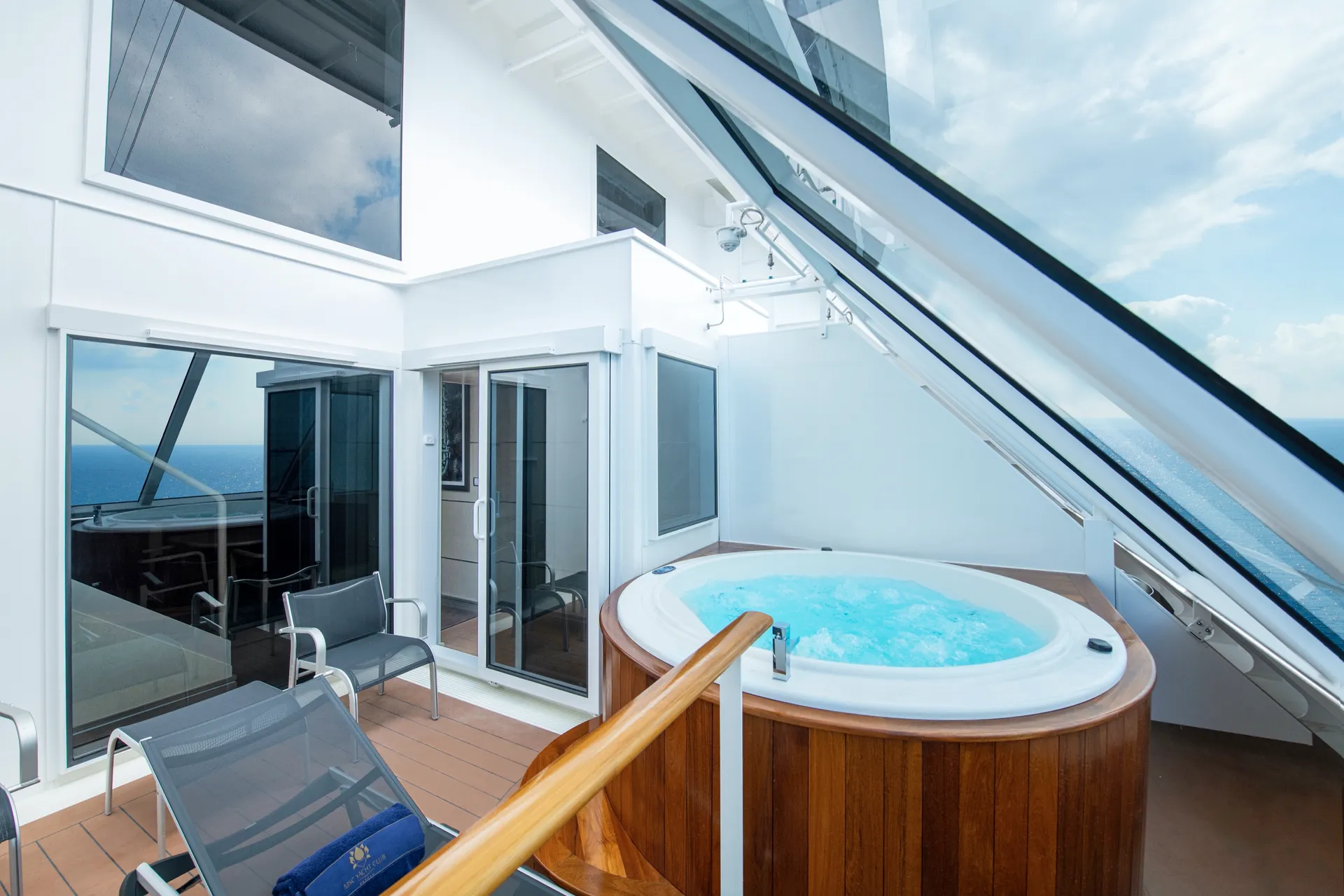 MSC遊艇俱樂部雙層套房，配有按摩浴缸 6