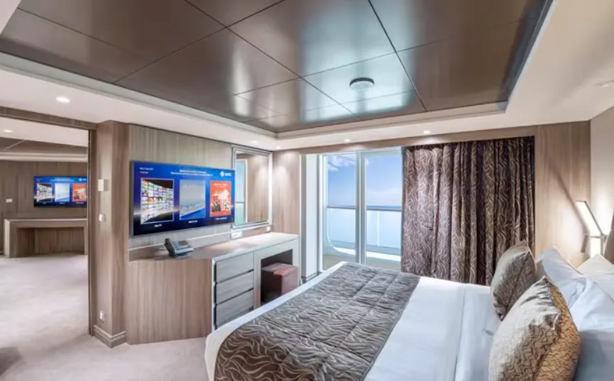 MSC遊艇俱樂部皇家套房，配有漩渦浴缸 8