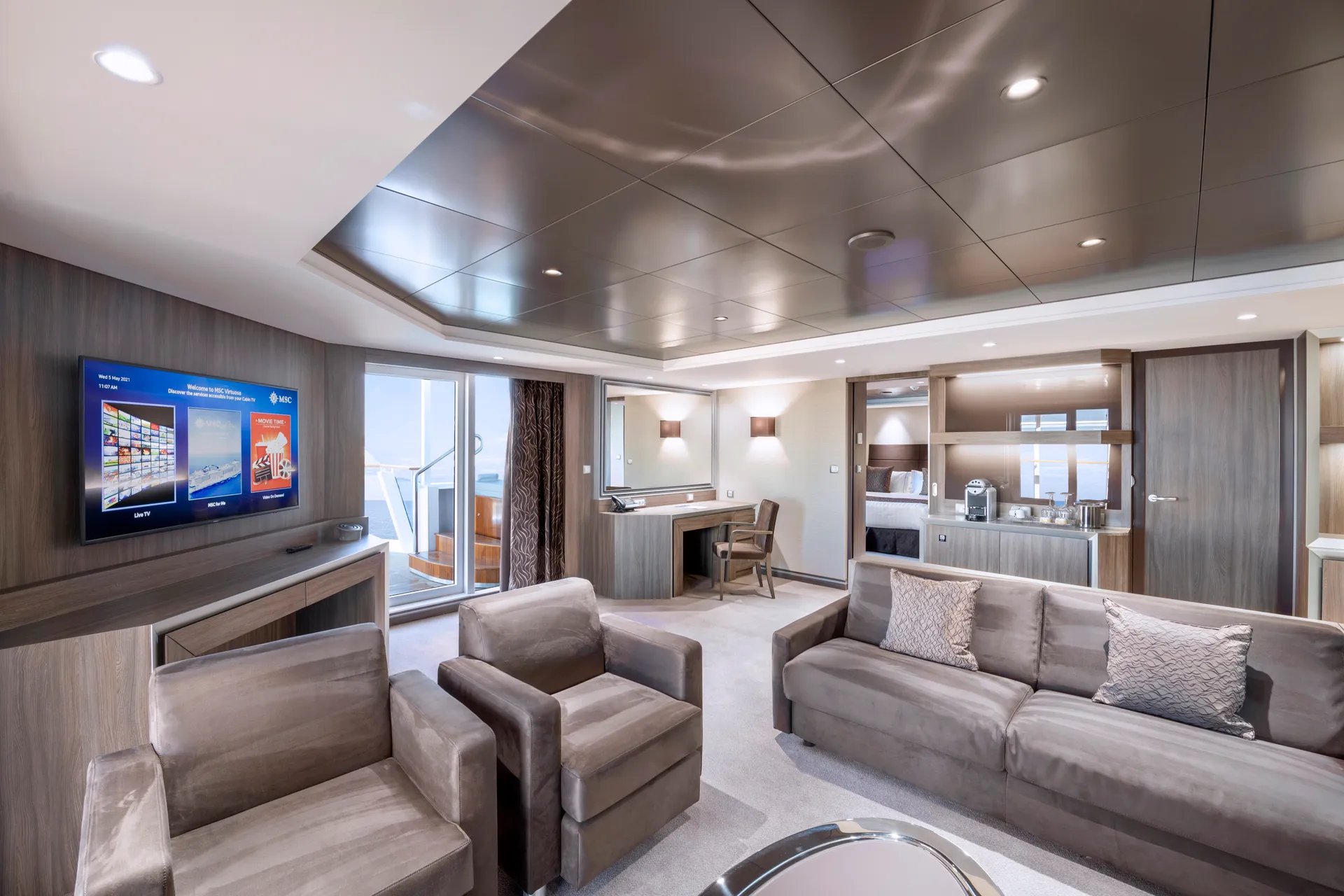 MSC遊艇俱樂部皇家套房，配有漩渦浴缸 4