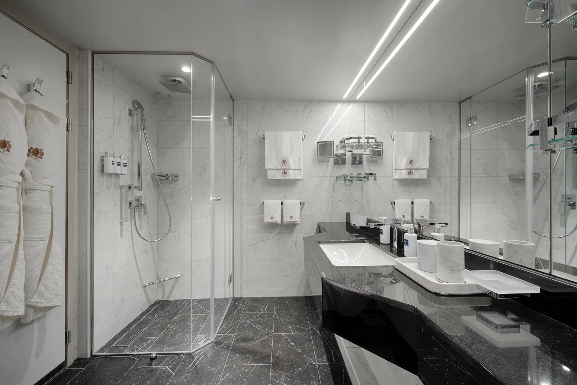 MSC遊艇俱樂部皇家套房，配有漩渦浴缸 3