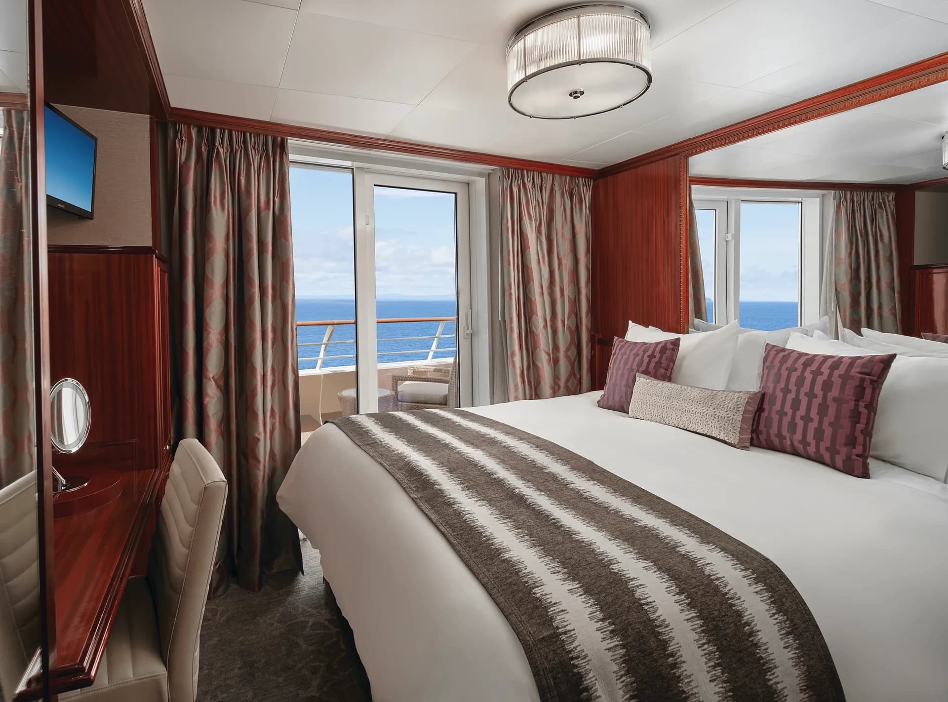 後方豪華公寓，配有主臥室及大型陽台 1