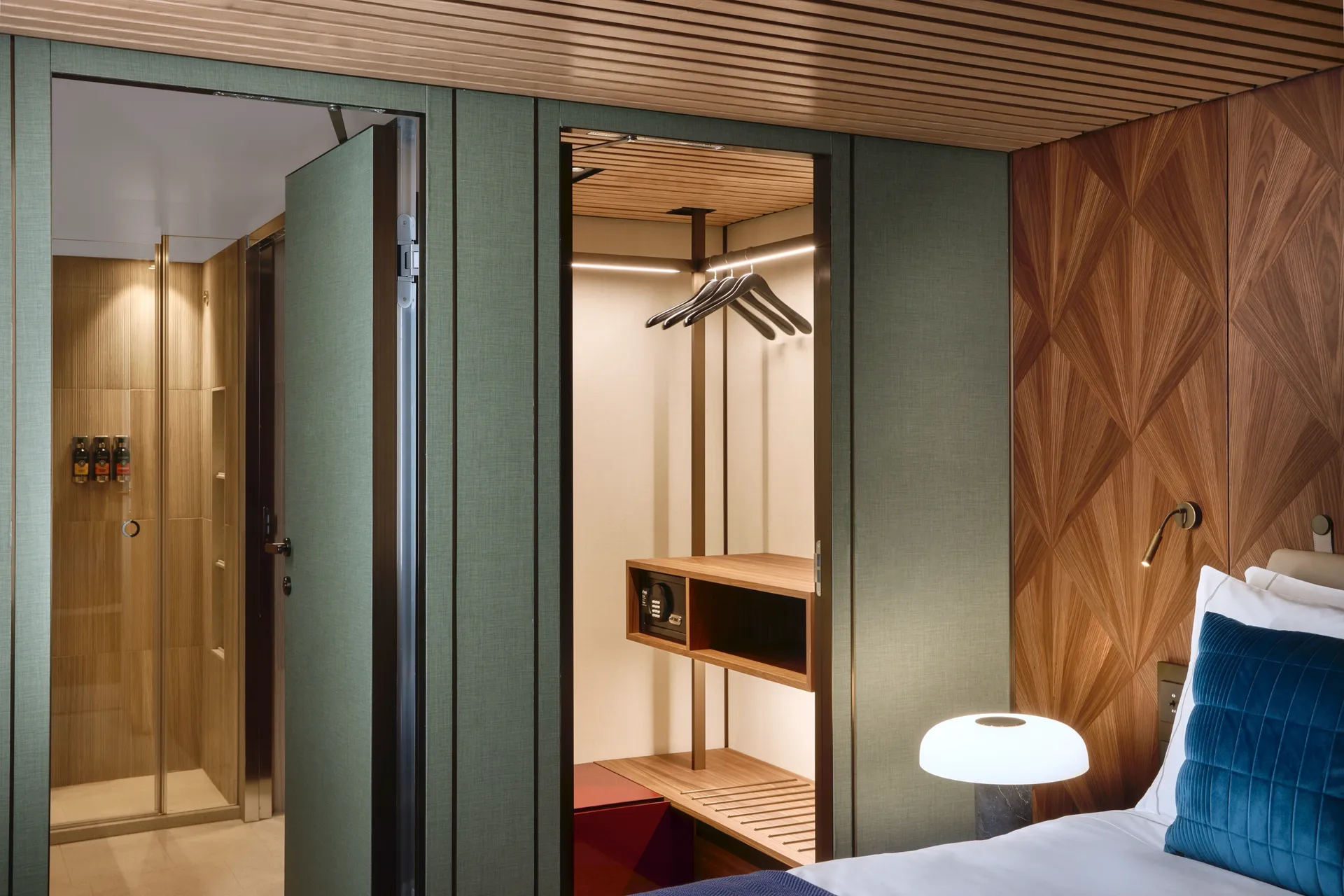 海灣後方豪華頂層套房，配有主臥室與大型陽台 3