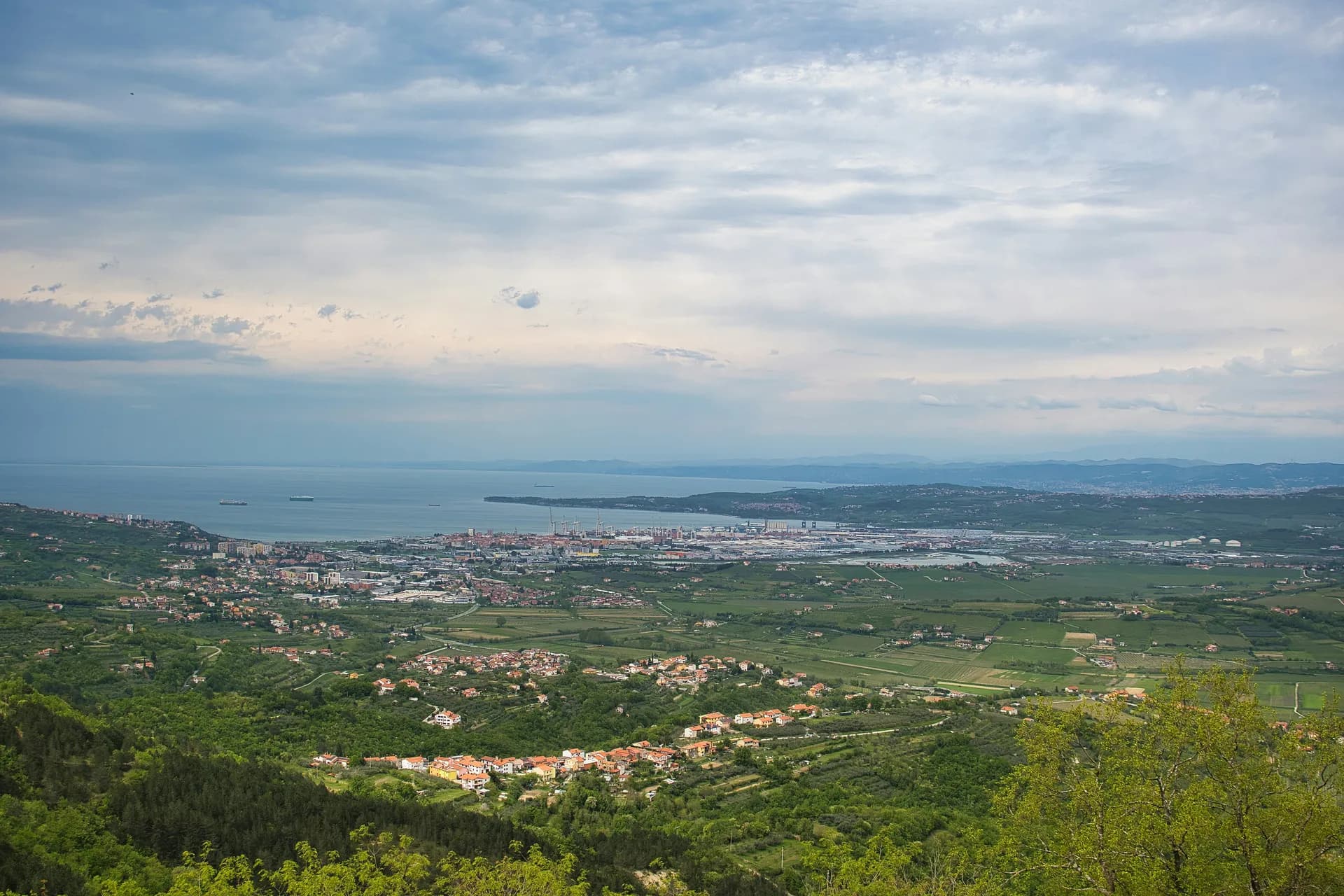 巴塞隆納至富西納（威尼斯） — 麗晶七海郵輪 · 七海領航者號