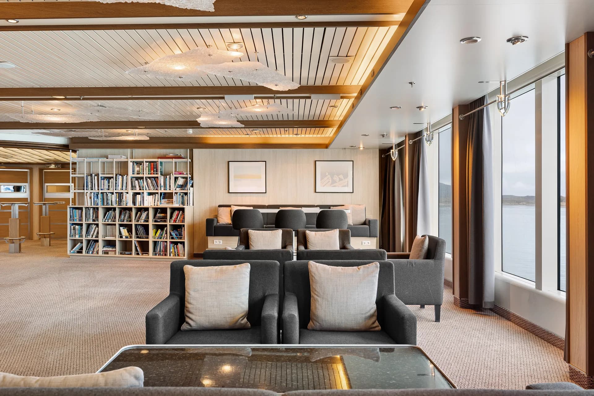 接待與探險服務台 4