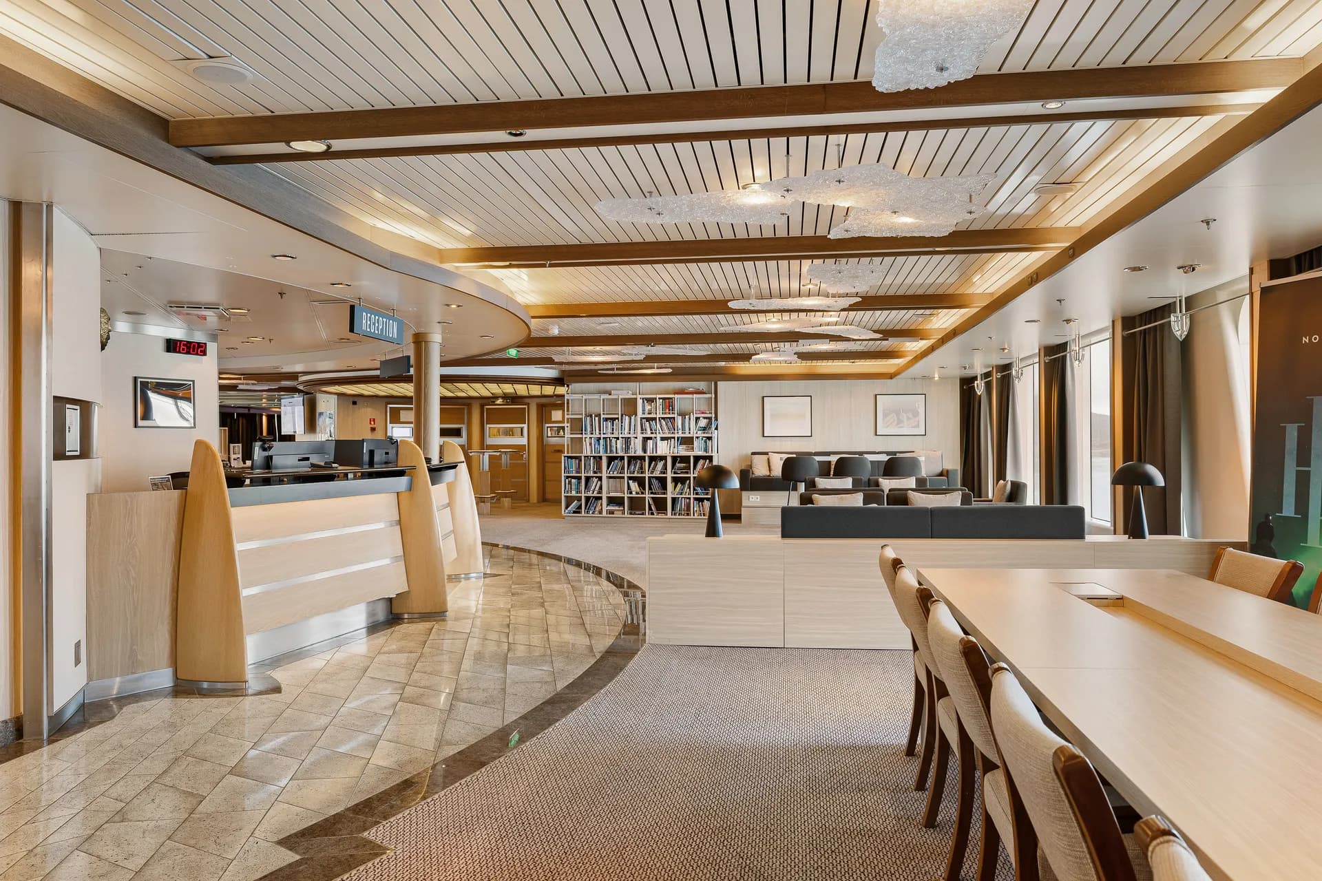 接待與探險服務台 3