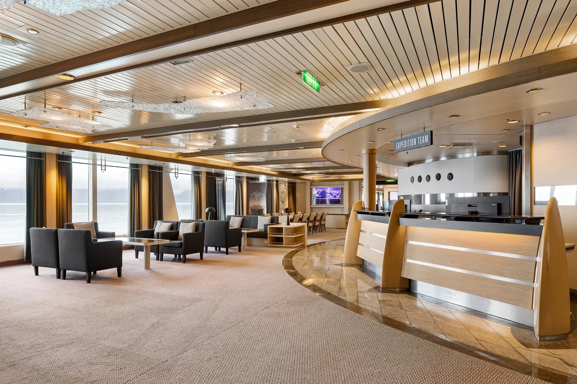 接待與探險服務台 6