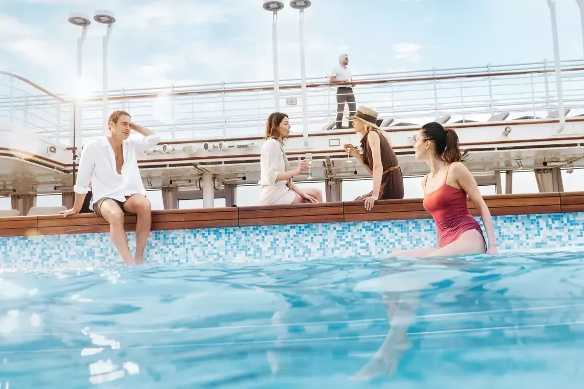 泳池甲板與按摩浴池區 2