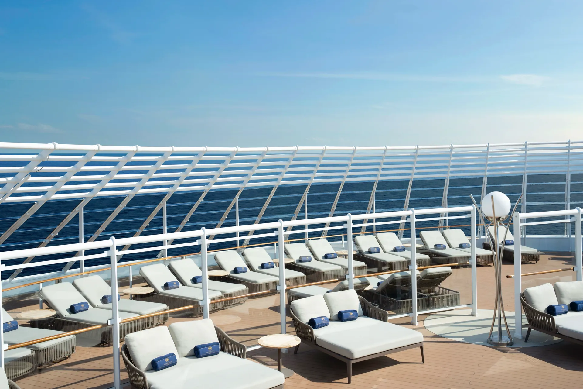 MSC Yacht Club The One 酒吧與泳池 3