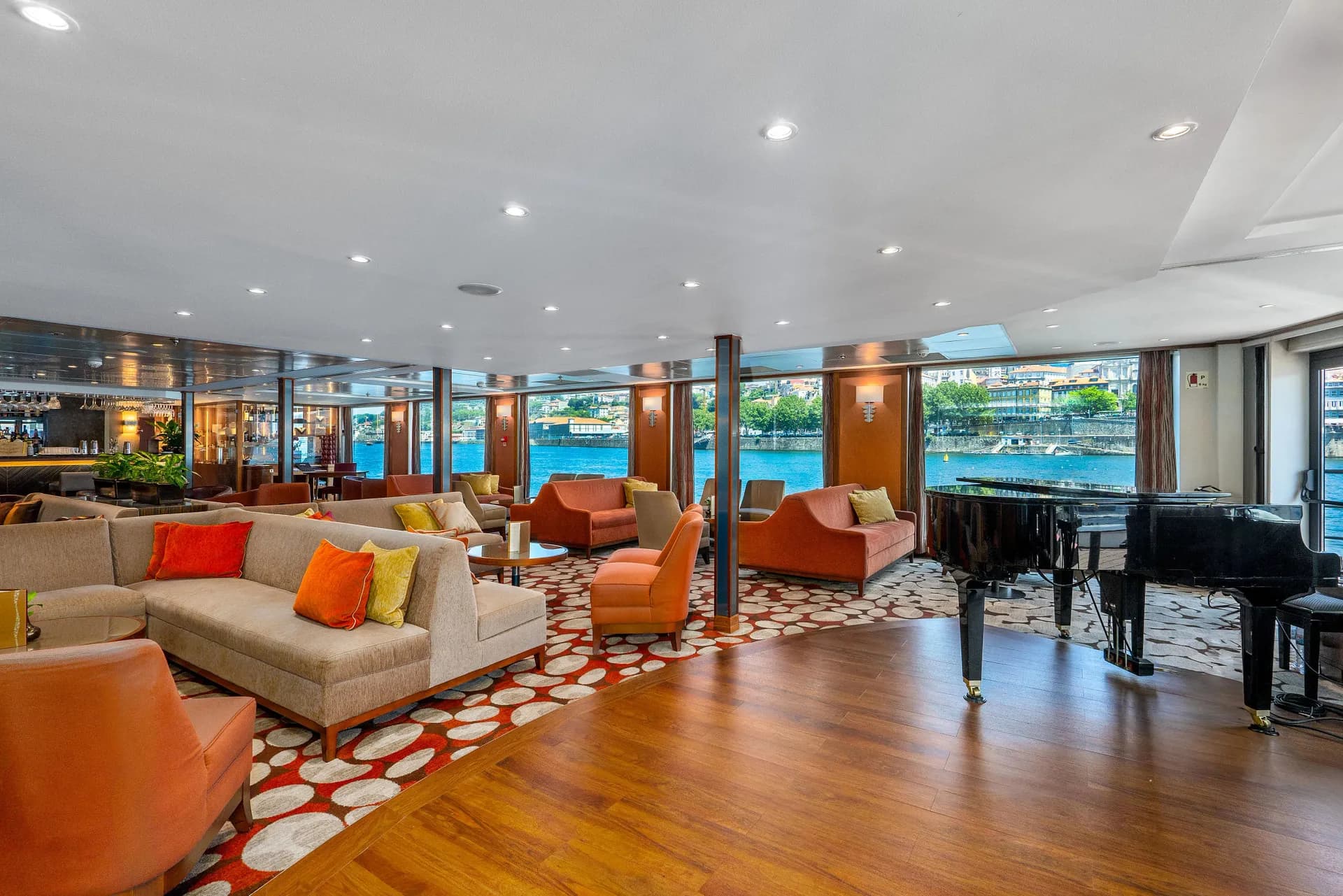 主酒廊與酒吧 2