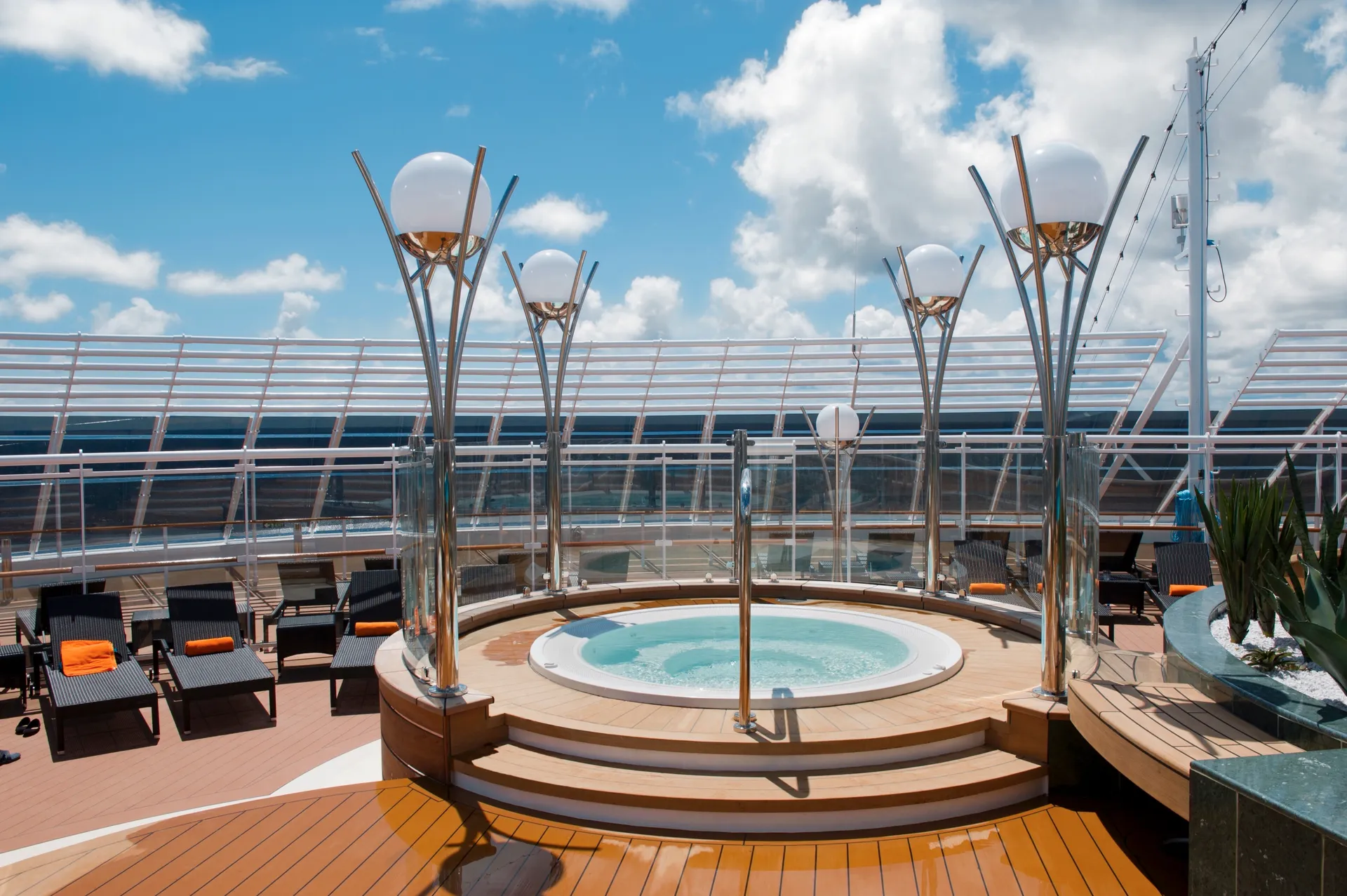 MSC Yacht Club 泳池甲板 1