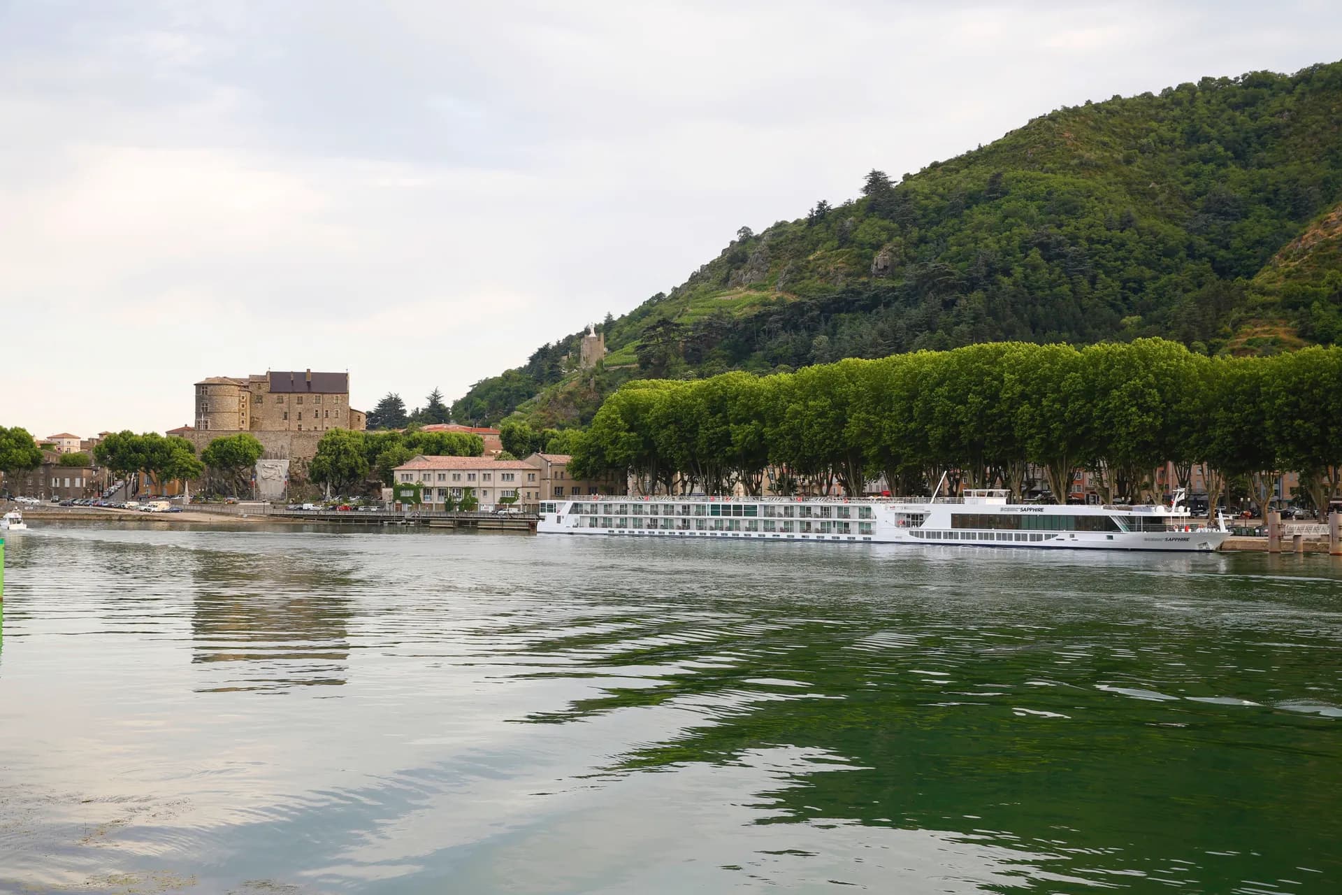 星凝藍寶石號 — 星凝河輪